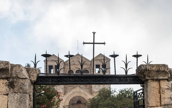 İsrail'de Nasıra yakınlarındaki Tavor Dağı'nda bulunan Katolik Hıristiyan Transfigürasyon Kilisesi'nin giriş kapısının üst kısmı — Stok fotoğraf