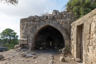 Antik binaların kalıntıları İsrail'de Nasıra yakınlarındaki Tavor Dağı'nda bulunan Katolik Hıristiyan Transfiguration Kilisesi topraklarında yer almaktadır