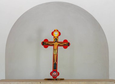 İsrail'in Nasıra kenti yakınlarındaki Tavor Dağı'nda bulunan Katolik Hıristiyan Transfigürasyon Kilisesi'ndeki eski bir şapelde bir masanın üzerinde haç lı bir haç duruyor.