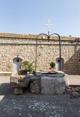 İsrail'in Nasıra kenti yakınlarındaki Tavor Dağı'nda bulunan Transfiguration Rum Ortodoks Manastırı'nın avlusında bir kuyu ve bir washstand