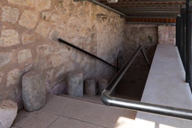 İsrail'de Nasıra yakınlarındaki Tavor Dağı'nda bulunan Transfiguration Yunan Ortodoks Manastırı avlusunda yeraltı şapel için adımlar