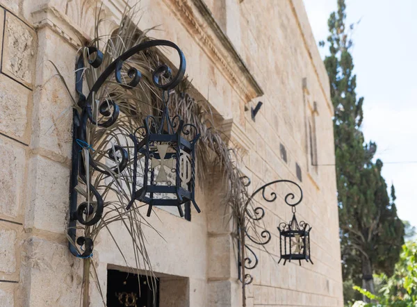Lanterna decorativa acima da entrada para o Mosteiro Ortodoxo Grego da Transfiguração localizado no Monte Tavor, perto de Nazaré, em Israel — Fotografia de Stock