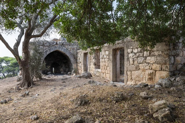 Rozvaliny starověkých budov se nacházejí na území katolické církve křesťanské Proměnění ležící na hoře Tavor nedaleko Nazaretu v Izraeli. — Stock fotografie