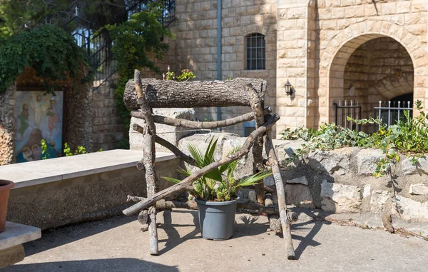 Stand de coupe de rondins dans la cour du monastère grec orthodoxe de la Transfiguration situé sur le mont Tavor près de Nazareth en Israël — Photo