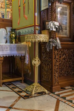 İsrail'in Nasıra kenti yakınlarındaki Tavor Dağı'nda bulunan Transfiguration'ın Yunan Ortodoks Manastırı'nda büyük ayakta şamdan