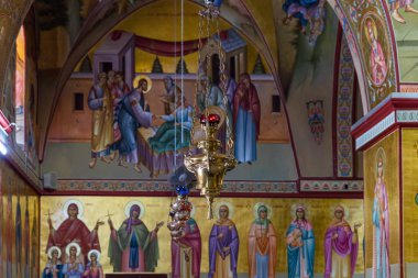 İsrail'in Nasıra kenti yakınlarındaki Tavor Dağı'nda bulunan Transfiguration'ın Rum Ortodoks Manastırı'nda dekoratif bir lamba asılı.