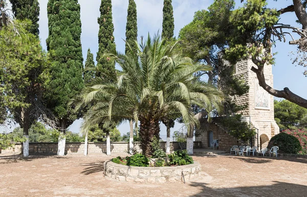 Jardín decorativo en el territorio del monasterio ortodoxo griego de la Transfiguración situado en el Monte Tavor cerca de Nazaret en Israel — Foto de Stock