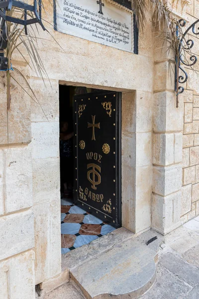 Puerta de entrada al Monasterio Ortodoxo Griego de la Transfiguración situado en el Monte Tavor cerca de Nazaret en Israel — Foto de Stock