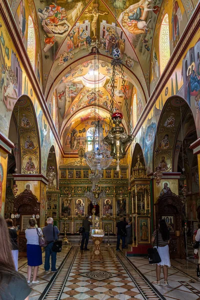 La sala central en el interior del monasterio ortodoxo griego de la Transfiguración situado en el Monte Tavor cerca de Nazaret en Israel — Foto de Stock