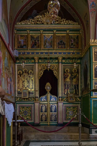 イスラエルのナザレ近くのタヴォール山に位置する変容のギリシャ正教会修道院の内部のサイドホール — ストック写真