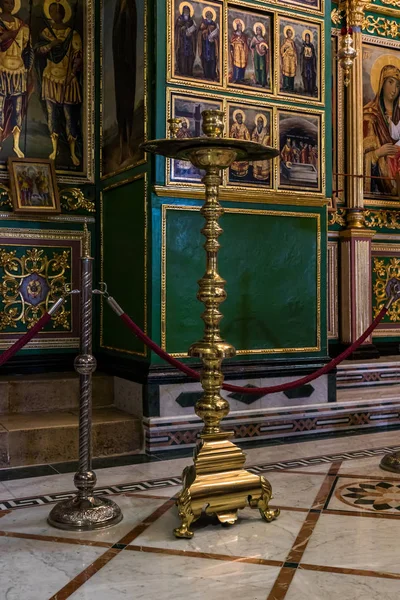 Gran candelero de pie en el monasterio ortodoxo griego de la Transfiguración situado en el Monte Tavor cerca de Nazaret en Israel —  Fotos de Stock