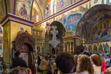 İsrail'in Nasıra kenti yakınlarındaki Tavor Dağı'nda bulunan Transfiguration'ın Rum Ortodoks Manastırı'nda cemaat cemaati dua ediyor.