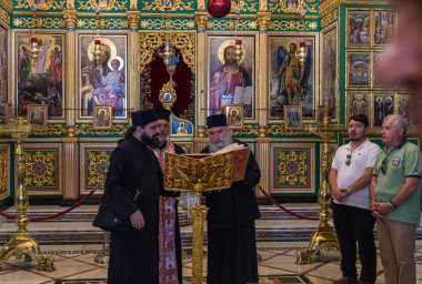 İsrail'in Nasıra kenti yakınlarındaki Tavor Dağı'nda bulunan Transfiguration Rum Ortodoks Manastırı'nda rahipler bir grup dua vermek