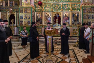 İsrail'in Nasıra kenti yakınlarındaki Tavor Dağı'nda bulunan Transfiguration Rum Ortodoks Manastırı'nda rahipler bir grup dua vermek