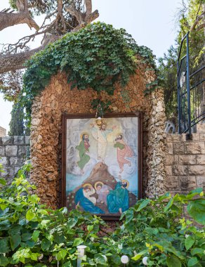 İsrail'de Nasıra yakınlarındaki Tavor Dağı'nda bulunan Transfiguration Yunan Ortodoks Manastırı dekoratif çerçeveli avlu simgesi