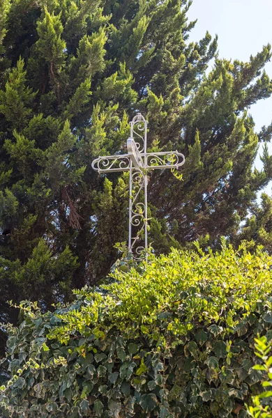 Grande cruz decorativa de metal no pátio do Mosteiro Ortodoxo Grego da Transfiguração localizado no Monte Tavor, perto de Nazaré, em Israel — Fotografia de Stock