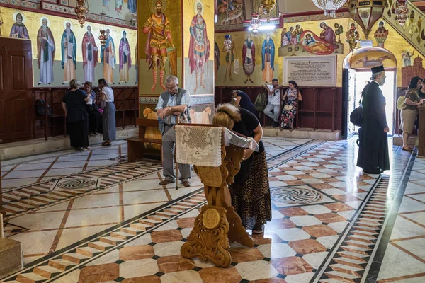 Creyente besa el icono en el Monasterio Ortodoxo Griego de la Transfiguración ubicado en el Monte Tavor cerca de Nazaret en Israel — Foto de Stock