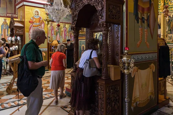 Creyente besa el icono en el Monasterio Ortodoxo Griego de la Transfiguración ubicado en el Monte Tavor cerca de Nazaret en Israel — Foto de Stock