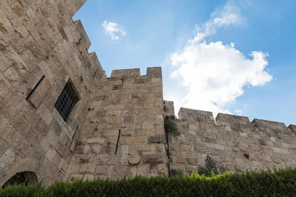 O muro da cidade perto da porta de Jaffa na cidade velha de Jerusalém, Israel — Fotografia de Stock