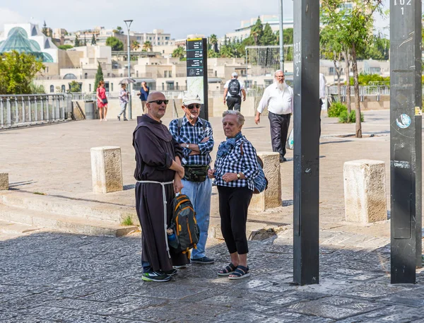 Monje está diciendo a los turistas algo cerca de la Puerta de Jaffa en la ciudad vieja de Jerusalén, Israel — Foto de Stock