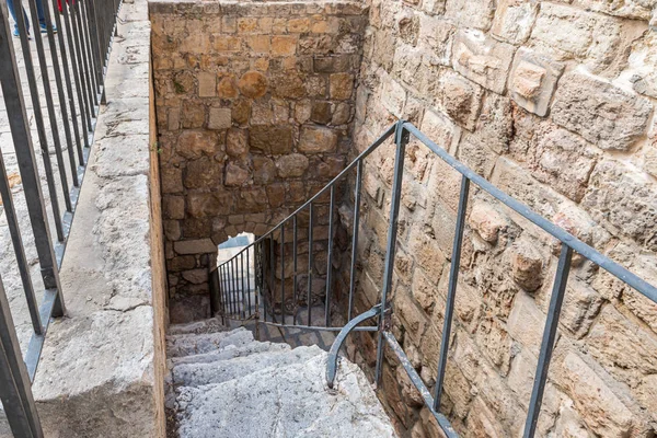 Escadaria que conduz ao fosso em torno da cidade de David perto da porta de Jaffa na cidade velha de Jerusalém, Israel — Fotografia de Stock