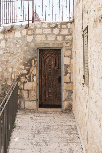 Porte décorative décorée avec du cuivre dans la vieille ville de Jérusalem, Israël — Photo