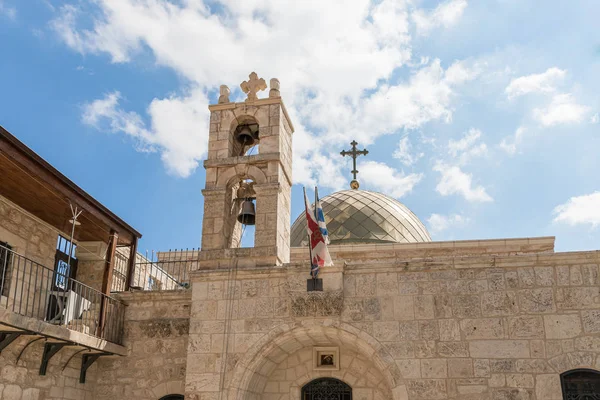 De klokkentoren en koepel van de kerk van St. Johannes de Doper in de oude stad in Jeruzalem, Israël — Stockfoto