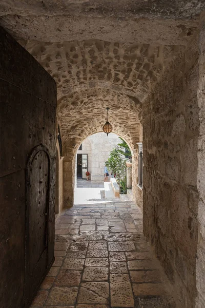 Passage die leidt naar de kerk van St. Johannes de Doper in de oude stad in Jeruzalem, Israël — Stockfoto
