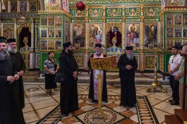 İsrail'in Nasıra kenti yakınlarındaki Tavor Dağı'nda bulunan Transfiguration Rum Ortodoks Manastırı'nda rahipler bir grup dua vermek
