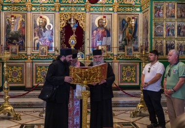 İsrail'in Nasıra kenti yakınlarındaki Tavor Dağı'nda bulunan Transfiguration Rum Ortodoks Manastırı'nda rahipler bir grup dua vermek