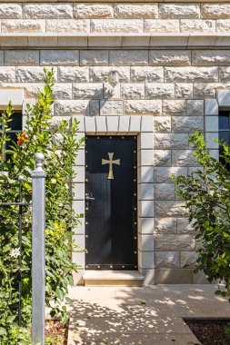 İsrail'de Nasıra yakınlarındaki Tavor Dağı'nda bulunan Transfiguration Yunan Ortodoks Manastırı avlusında konut binasının kapısında çapraz