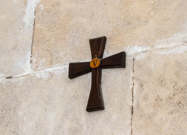 Croix en bois avec numéro 5 - cinquième arrêt du Chemin de Croix sur le mur Eglise catholique de Transfiguration chrétienne située sur le mont Tavor près de Nazareth en Israël — Photo