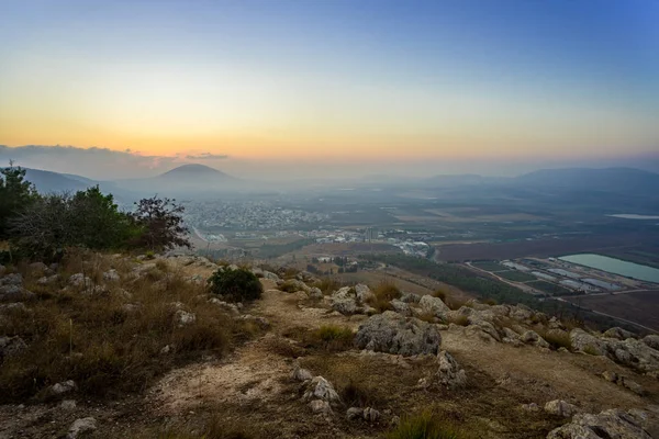 Vista de la mañana al sol de la mañana desde el Monte Precipice en un valle cercano cerca de Nazaret en Israel —  Fotos de Stock