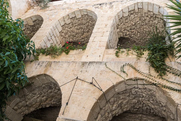 Η αυλή της Λουθηρανικής Εκκλησίας του Λυτρωτή στην οδό Μουρστάν στην παλιά πόλη της Ιερουσαλήμ, Ισραήλ — Φωτογραφία Αρχείου