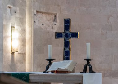 Kudüs, İsrail'de Eski Şehir Muristan sokakta Redeemer Lutheran Kilisesi'nde masada haç, mumlar ve kutsal