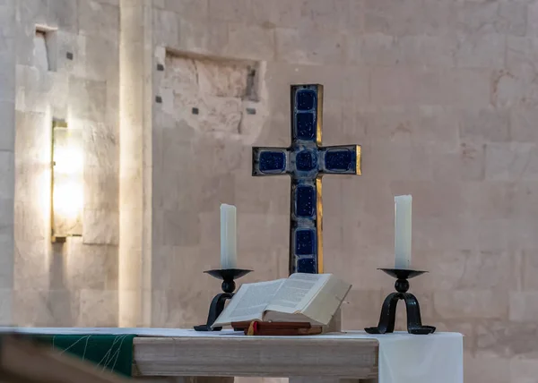 Cruz, velas y escrituras sobre la mesa en la Iglesia Luterana del Redentor en la calle Muristan en la Ciudad Vieja de Jerusalén, Israel — Foto de Stock