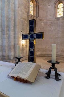 Kudüs, İsrail'de Eski Şehir Muristan sokakta Redeemer Lutheran Kilisesi'nde masada haç, mumlar ve kutsal