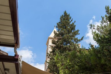 Muristan caddesinden Kudüs'teki Eski Şehir'deki Kurtarıcı Lutheran Kilisesi'nin çan kulesine manzara, İsrail