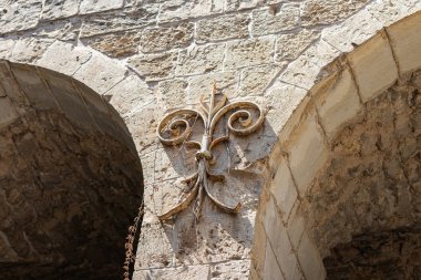 Kudüs'te Eski Şehir Muristan sokakta Redeemer Lutheran Kilisesi avluda duvar dekorasyonu, İsrail