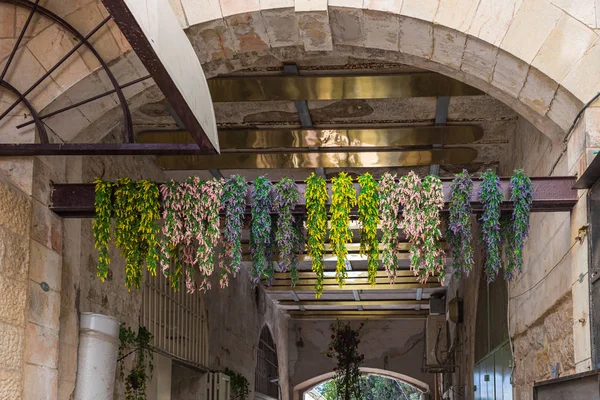 Ein geblümter tunnel zwischen häusern in der altstadt jerusalem, israel — Stockfoto