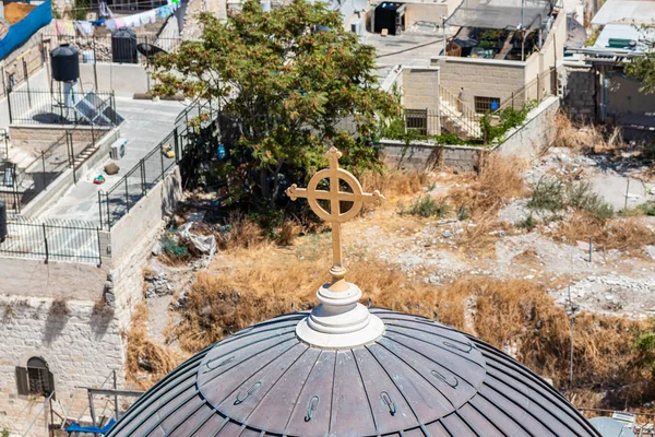 Uitzicht op het Kruis op de berg koepel van de klokkentoren van de Lutherse kerk van de Verlosser op Muristan Street in de oude stad in Jeruzalem, Israël — Stockfoto