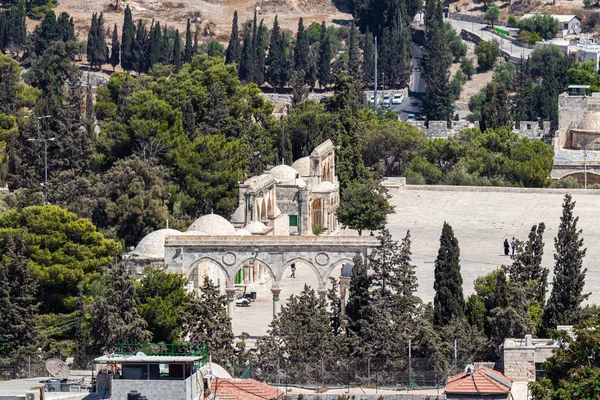 Uitzicht op de hoek van de Tempelberg vanaf de klokkentoren van de Lutherse kerk van de Verlosser in de oude stad in Jeruzalem, Israël — Stockfoto