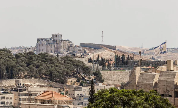 Vista del muro protector que separa a Israel de la Autoridad Palestina del campanario de la Iglesia Luterana del Redentor en la Ciudad Vieja de Jerusalén, Israel —  Fotos de Stock