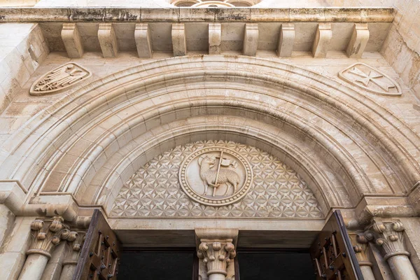 O brasão de armas decorado entrada para a Igreja Luterana do Redentor na rua Muristão, na Cidade Velha, em Jerusalém, Israel — Fotografia de Stock