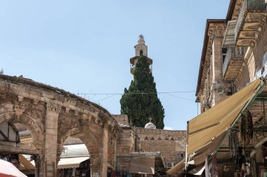 Kudüs,İsrail'deki Eski Şehir'deki Abatimus Pazarı ve Ömer Camii kapılarında Shuk Hatsabaim Caddesi'nden manzara