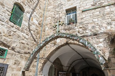 Kudüs, İsrail'de Eski Şehir sakin bir sokakta metal bir kemer üzerine monte dekoratif metal haç