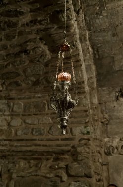 Dekoratif bir lamba Kudüs, İsrail Eski Şehir Kutsal Sepulchre Kilisesi Calvary altında kapalı asılı