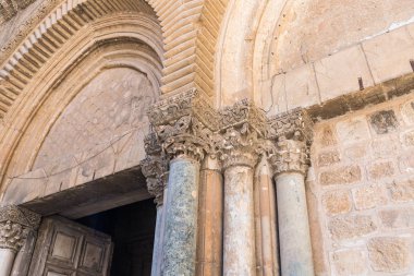 Kudüs, İsrail'de Eski Şehir'deki Kutsal Sepulchre'nin girişindeki sütunlar üzerindeki dekoratif süslemeler