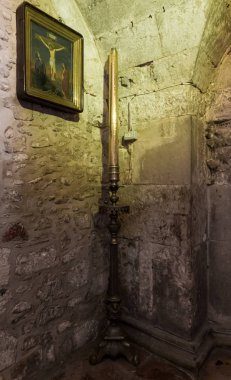 Simge ve Kudüs, İsrail Eski Şehir Kutsal Sepulchre Kilisesi'nde Calvary altında odada büyük bir şamdan