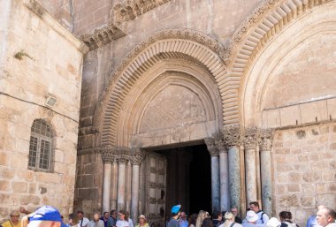 Kudüs, İsrail'de Eski Şehir'deki Kutsal Sepulchre'nin dekoratif bir şekilde dekore edilmiş girişi